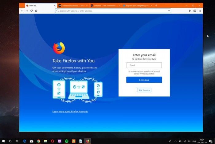 Mozilla今日面向所有支持的桌面平臺發(fā)布了Firefox 62正式版，雖然舊版本目前仍未開放升級通道，但心急的用戶可以前往服務(wù)器下載最新版本。新版Firefox強化了同步功能，允許用戶斷開服務(wù)移除收藏夾、訪問歷史、密碼、cookies和緩存等數(shù)據(jù)。   此外，在“漢堡”菜單中新增了追蹤保護的開關(guān)，在 開發(fā) 者工具中引入了三個面板的窗口查看器。對于普通用戶來說，最為重要的改進是新標(biāo)簽的配置，自該版本開始新標(biāo)簽頁可以配置顯示熱門 網(wǎng)站 、高亮、Pocket數(shù)據(jù)，以及選擇多少行數(shù)據(jù)顯示等等。   新版本中最為實用的改進是位于地址欄右側(cè)的“ Clear Site Data and Cookies”選項，能允許用戶為已經(jīng)加載的網(wǎng)站刪除數(shù)據(jù)。這意味著該頁面的數(shù)據(jù)能夠輕松刪除，而不需要清除整個瀏覽會話。